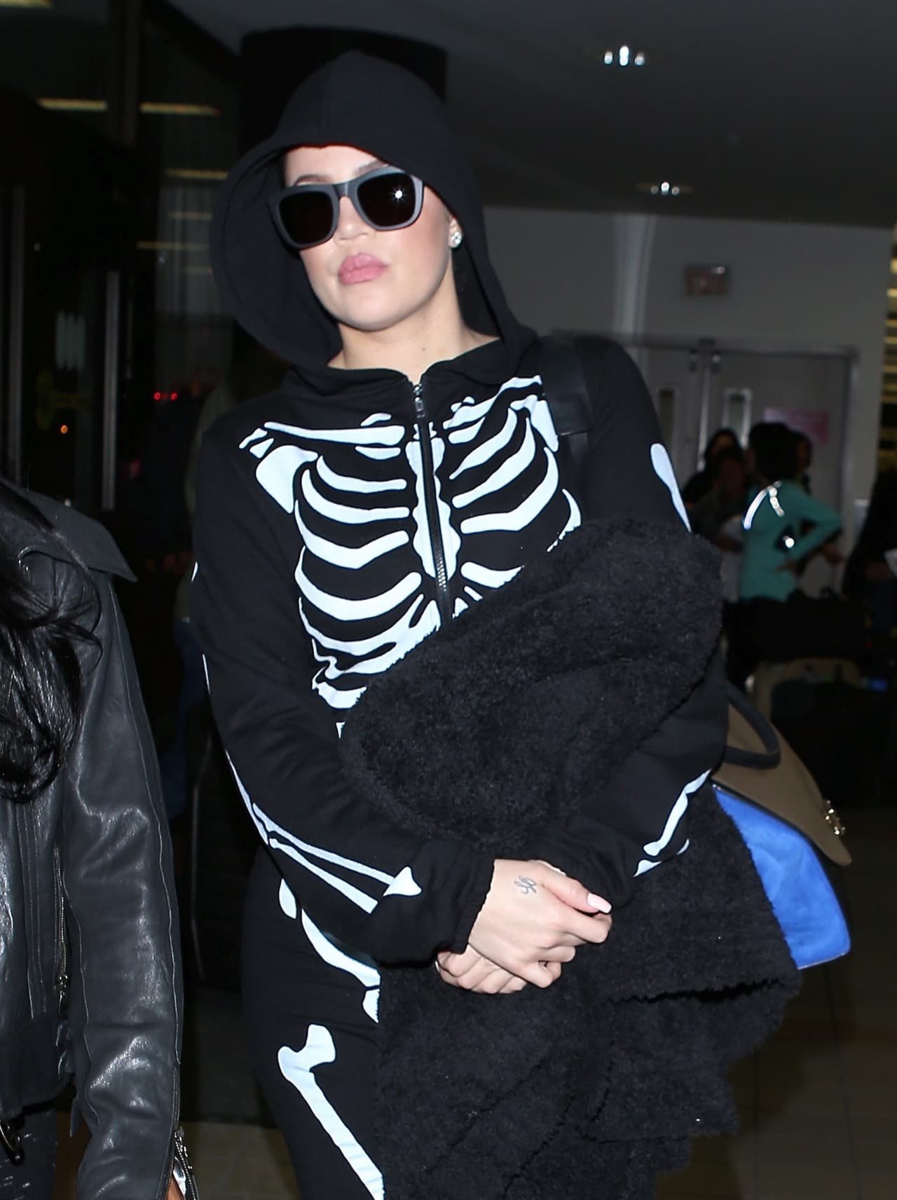 Sin mucho deseo de disfrazarse, Khloé Kardashian también lució un poco de huesos, aunque más desganada.