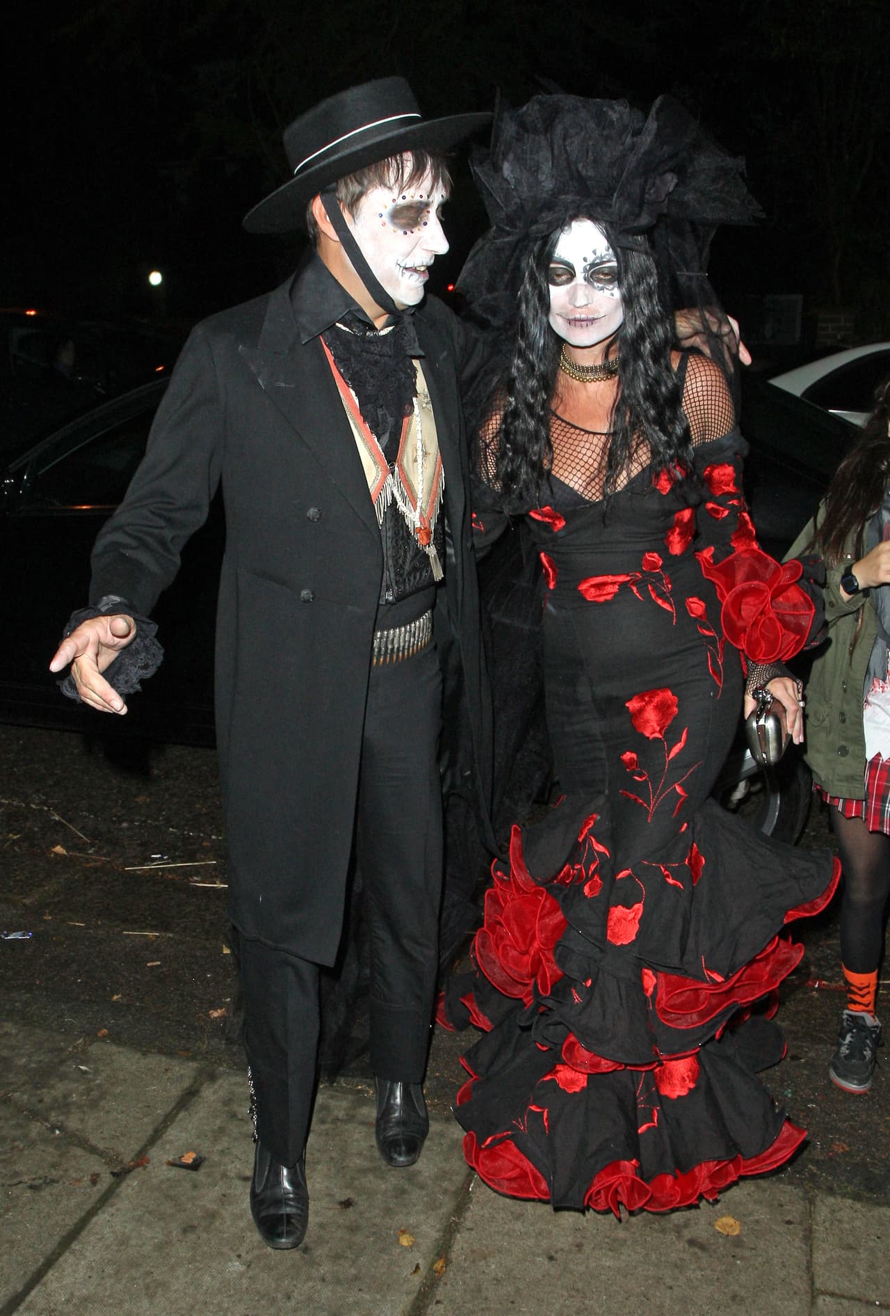 A su lado se encontraba su actual pareja Jamie Hince, quien la animaba a continuar con su temerario disfraz.