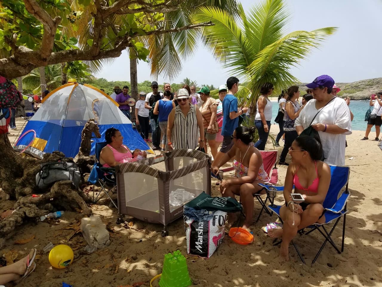 Familia reparte condones para prevenir el zika y orienta sobre maltrato infantil a bañistas en playas del área norte del país
