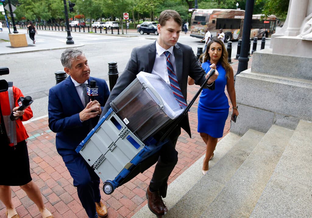 Fotografía de archivo del 21 de mayo de 2018 muestra a Nathan Carman, acusado por familiares de matar a su abuelo millonario y posiblemente a su madre en un intento de cobrar el dinero de la herencia, al ingresar a la corte de Concord, New Hampshire..