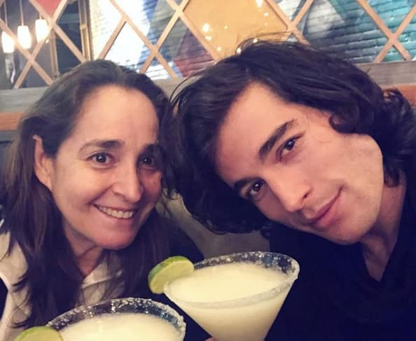 "Platico diario con mi mamá y a mi papá lo llamo pasando un día, y no hablamos de la tele, no hablamos de mi trabajo, hablamos de otras cosas", explicó.
<br>