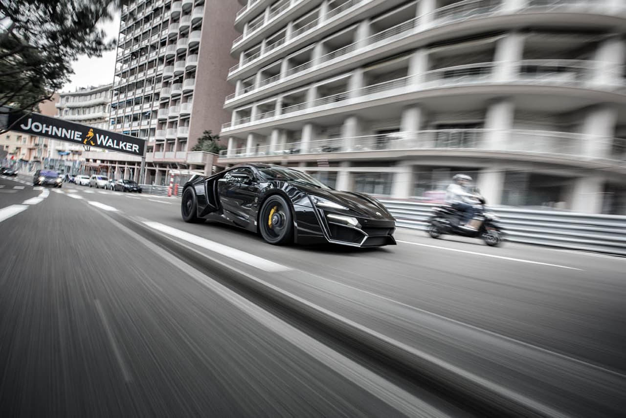 <h3 class="cms-h3-H3"><b>W Motors Lykan Hypersport</b></h3>
<br>Precio: 3.4 millones de dólares
<br>Motor: V6 3.7 litros twin-turbo de 750 hp y 740 lb-pie de torque.
<br>Características: Esta marca de origen libanés ha logrado crear todo un deportivo de altas prestaciones, con una velocidad máxima de 245 mph. La policía de Abu Dhabi tiene varios ejemplares dentro de su flotilla.