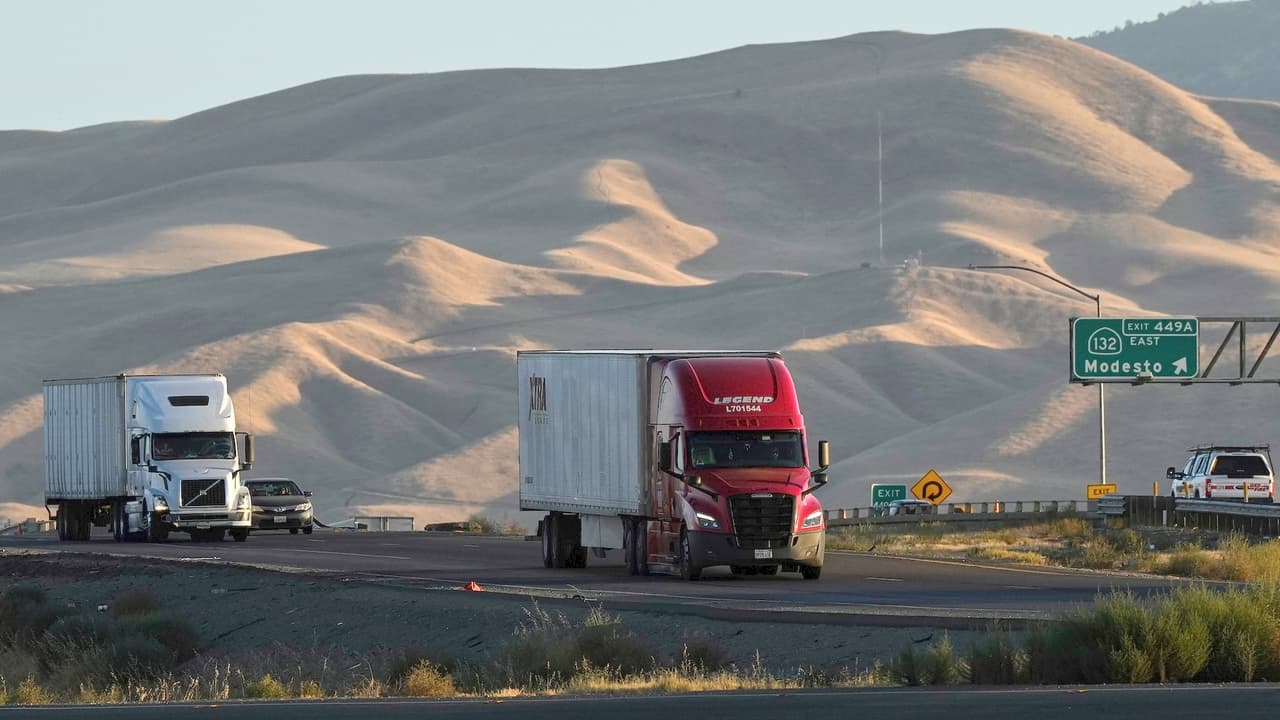 Camioneros inmigrantes en California enfrentan limbo legal por revocación de licencias