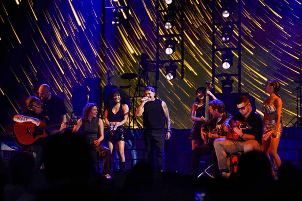 ALEJANDRO SANZ
SE REENCUENTRA CON MIAMI EN UN ESPECTACULAR SOLD-OUT EN EL
KASEYA CENTER