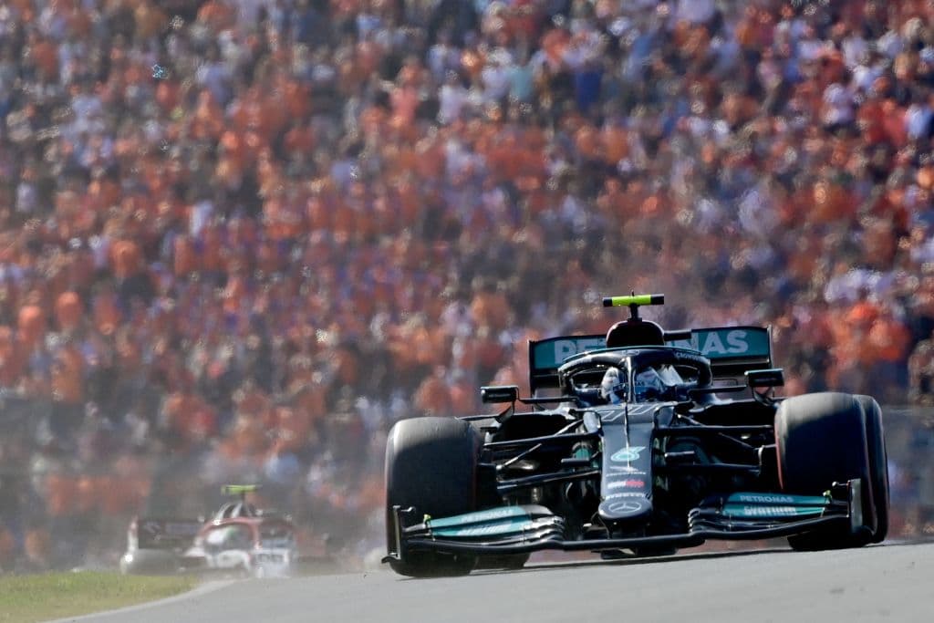 Max Verstappen se lleva el Gran Premio de Holanda y triunfa en su casa ante su público y, además, vuelve a la cima de la Formula 1. El podio fue compartido con Lewis Hamilton y Valtteri Bottas de Mercedes Benz en segunda y tercera posición, respectivamente. El mexicano Sergio Pérez quedó en octava posición.