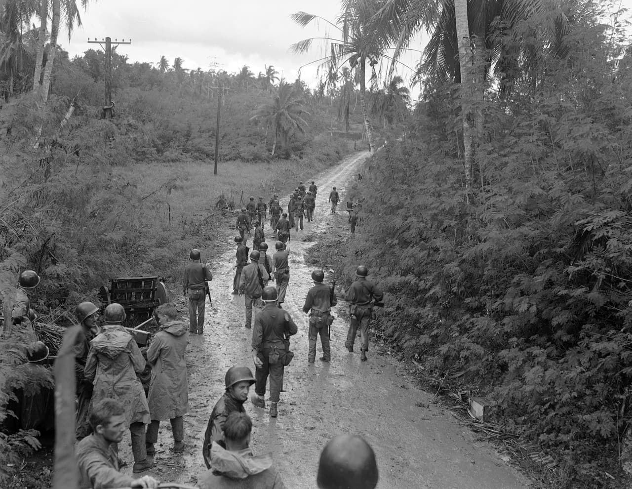 <b>3. No es solo una instalación militar</b>
<br>Según datos de 2015, esta isla que tiene 162,000 habitantes, entre los que se cuentan 6,000 solados desplegados principalmente entre la
<b>base aérea de Andersen y la Base Naval de Guam</b>. El Gobernador de la isla, Eddie Calvo, ha resaltado las cifras sobre todo para que el mundo sepa que la isla no es solo una instalación militar. "Quiero tranquilizar al pueblo de Guam, actualmente no hay amenazas a nuestra isla o las Marianas", señaló en una alocución, al tiempo que aseguró que el territorio está "preparado para cualquier eventualidad".
<br>