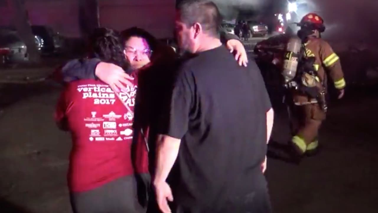 Las llamas alcanzaron a dos casas localizadas en las calles Erwin Road y Hardy Street, en Aldine, Texas.