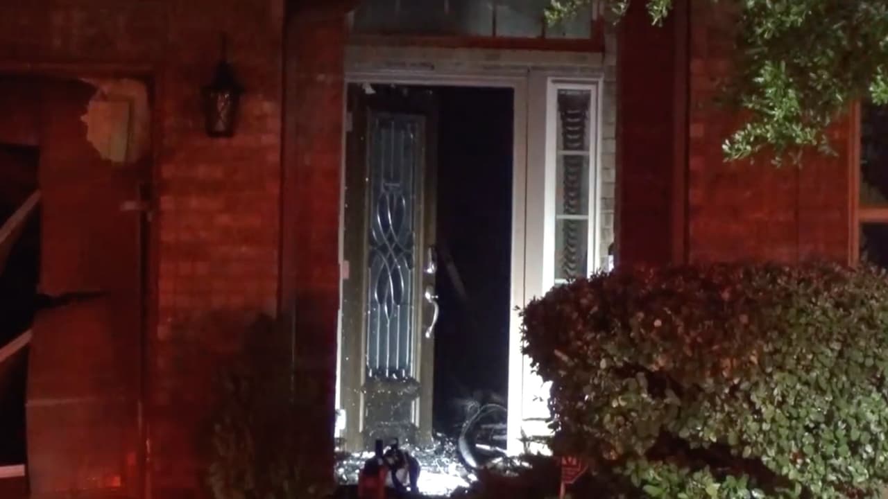 Las autoridades indicaron que la familia se encontraba en la casa pero todos los residentes lograron salir a salvo.
<br>