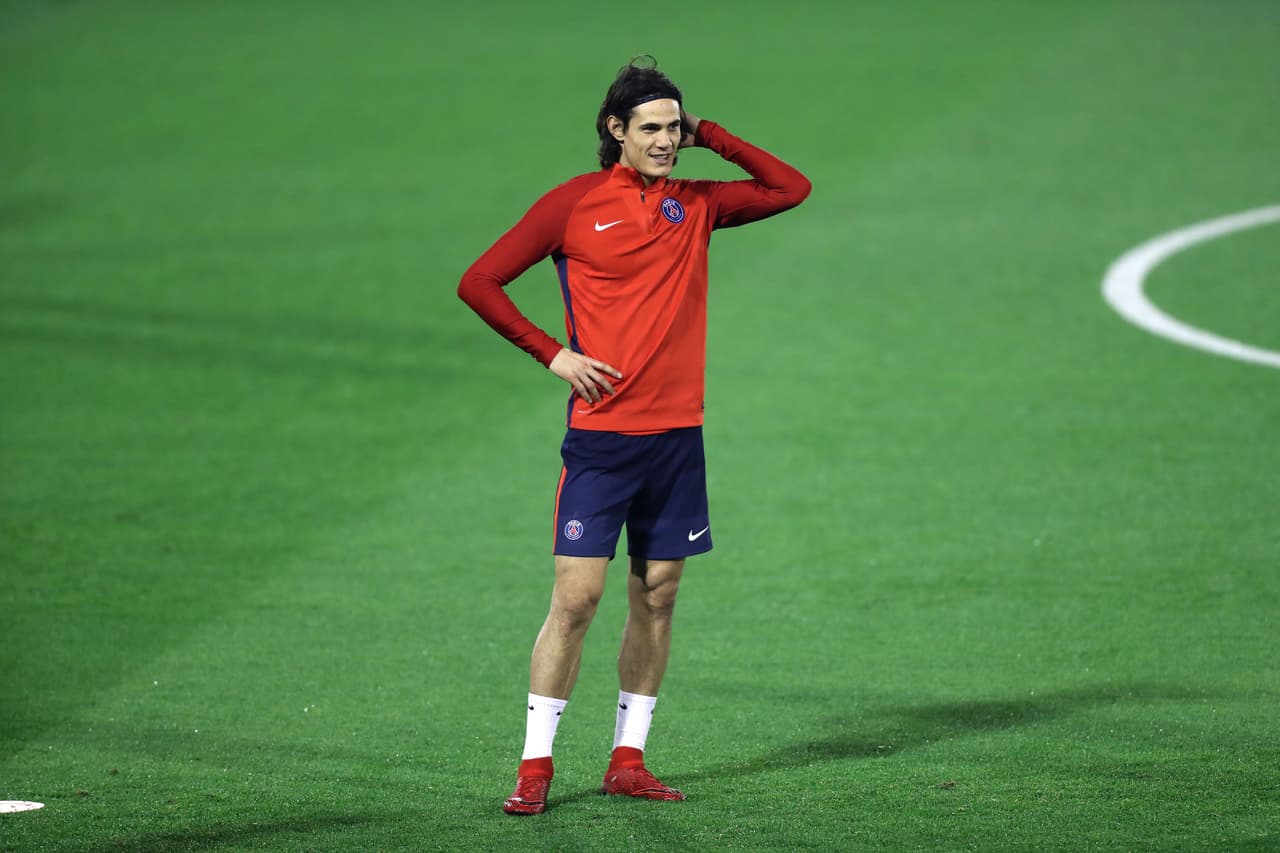 Paris Saint-Germain's Uruguayan forward Edinson Cavani takes part in a winter training camp the Qatari capital Doha on December 21, 2017. / AFP PHOTO / KARIM JAAFAR (Photo credit should read KARIM JAAFAR/AFP/Getty Images)