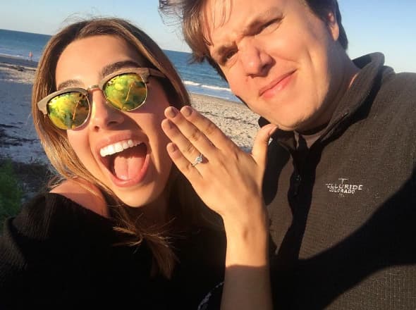 El 18 de marzo se comprometió e hizo el anuncio con esta fotografía que compartió en sus redes.