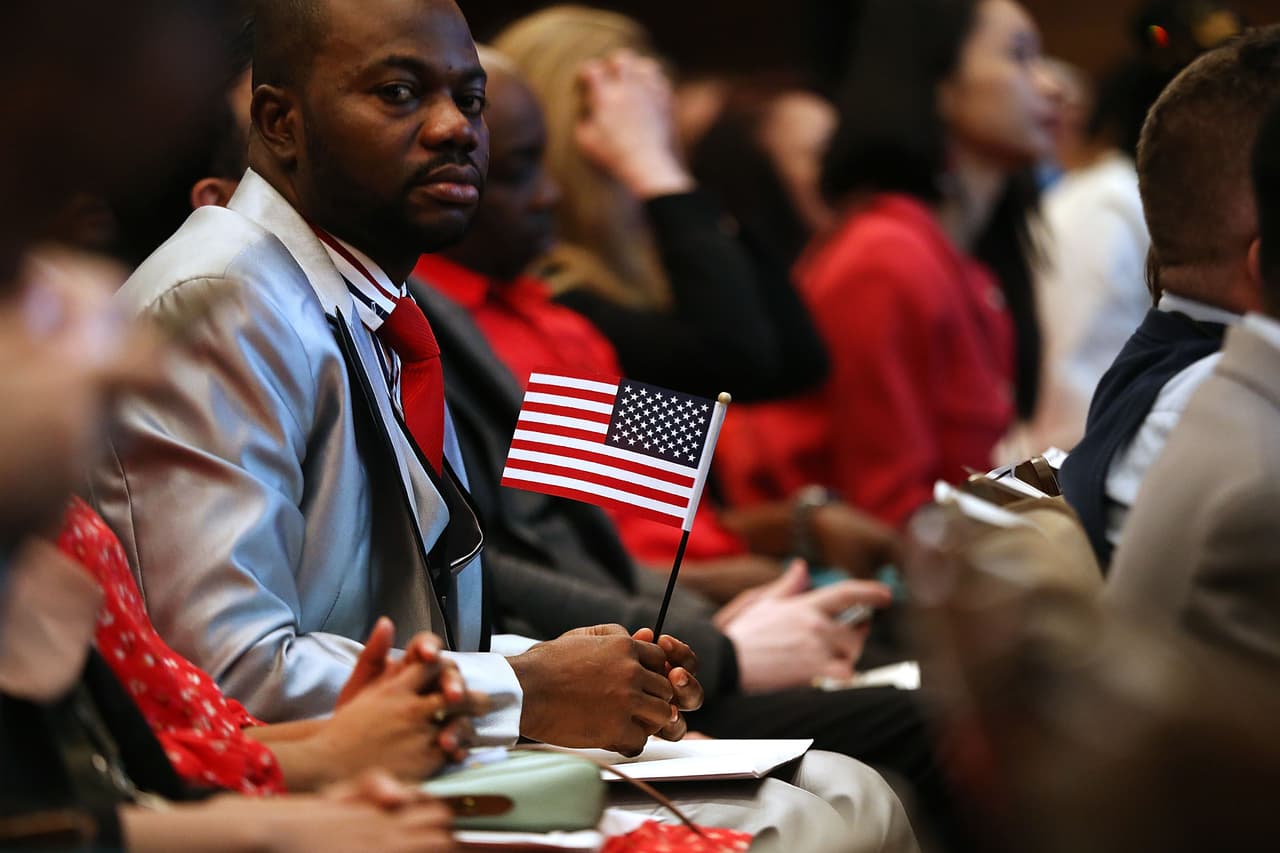 Para 
<a href="https://www.univision.com/noticias/ciudadania/univision-lanza-herramienta-para-practicar-el-examen-de-ciudadania-y-refrescar-sus-conocimientos-sobre-eeuu">solicitar el examen de ciudadanía en español</a> deberás cumplir con ambos requisitos según el grupo al que pertenezcas.