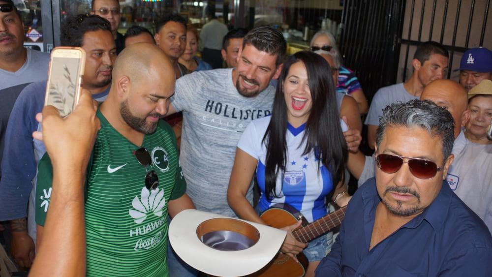 Esa vez el reto estipulado por sus compañeros de micrófono se llevó a cabo en los callejones de Los Ángeles, donde Carlita tuvo que 
<b><a href="https://www.univision.com/los-angeles/ksca/musica/el-bueno-la-mala-y-el-feo/carla-medrano-no-se-rajo-y-pago-su-segunda-apuesta-tras-nueva-derrota-de-honduras-fotos">llevar serenata a los radioescuchas que se hicieron presentes</a></b>.