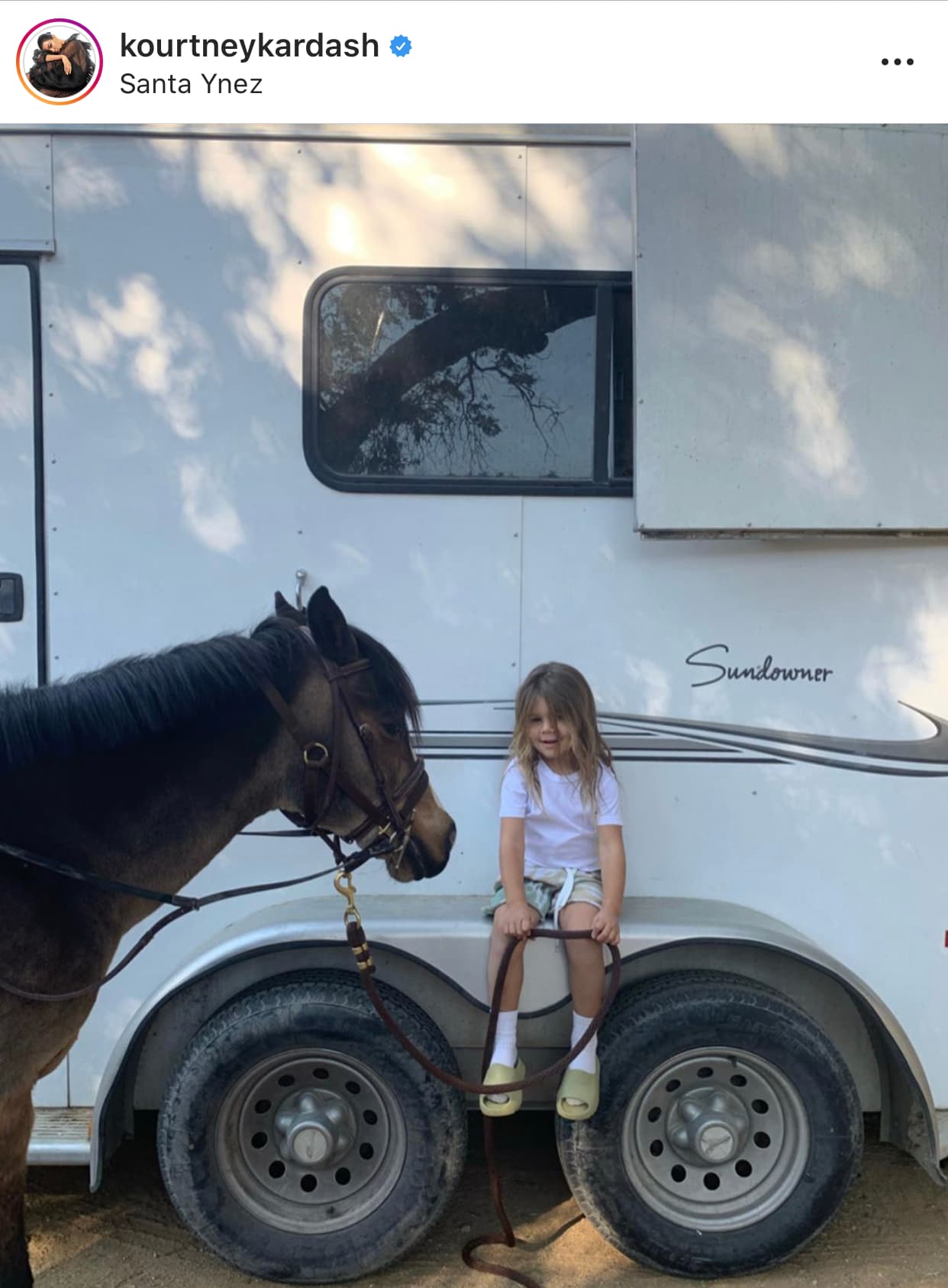 El domingo 27 de octubre, la integrante de 'Keeping up with the Kardashians' publicó una serie de imágenes en su 
<b><a href="https://www.instagram.com/kourtneykardash/?hl=es-la">cuenta de Instagram.</a></b> En ellas aparece tanto su hija Penélope, de 7 años, como Reign en Santa Ynez, California.