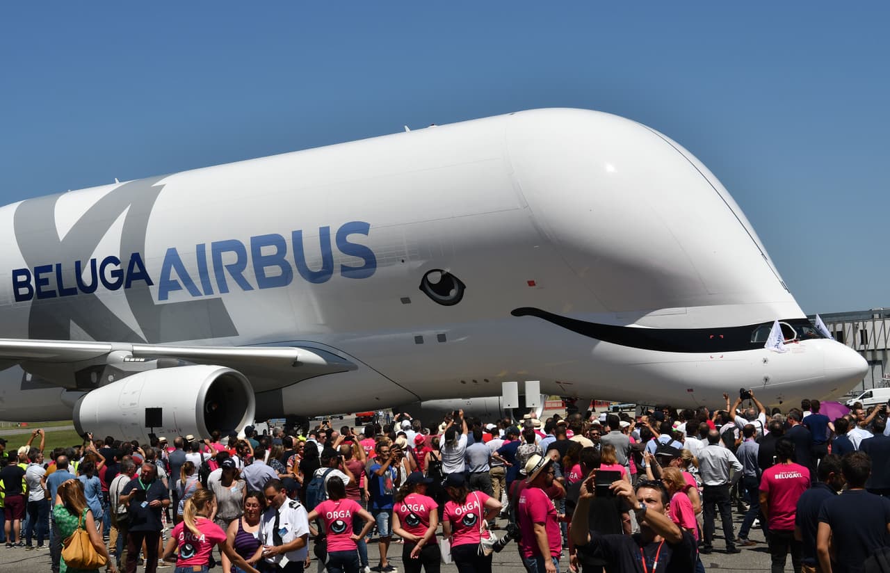 El programa Beluga XL comenzó en 2014 para aumentar la capacidad de transporte de piezas de Airbus. En los últimos años, la empresa ha acelerado la producción de los modelos A350 y XWB, fabricados en distintas partes y ensamblados en una línea de producción final.