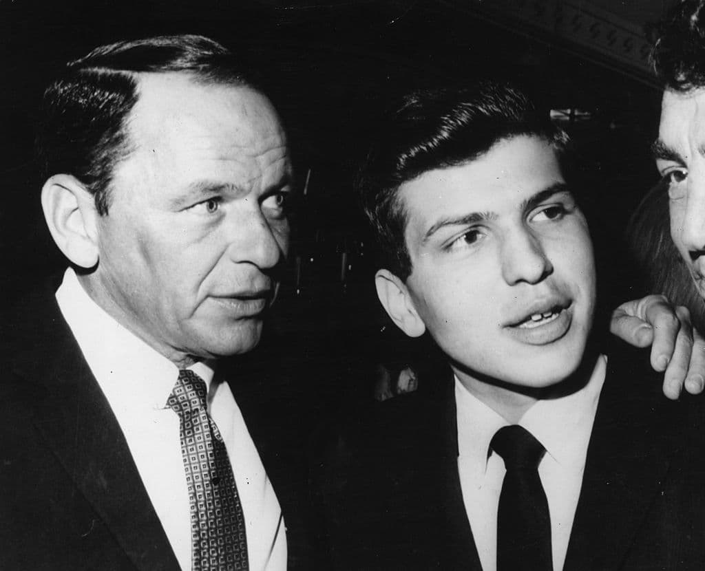 Uno que sufrió por la fama de su padre fue
<b>Frank Sinatra Jr.</b>, quien en 1963 apenas estaba comenzando su carrera artística, tenía 19 años y fue secuestrado.