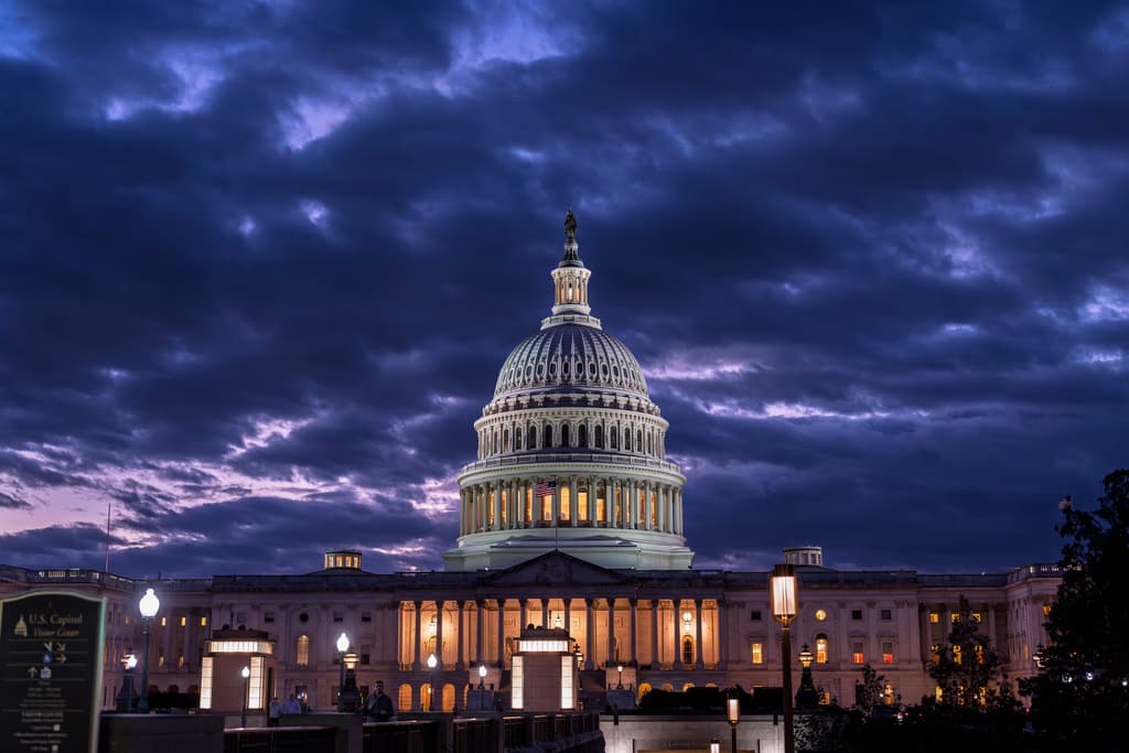 El Capitolio se ve al anochecer en el día 22 del cierre del gobierno en Washington, el 22 de octubre de 2025.