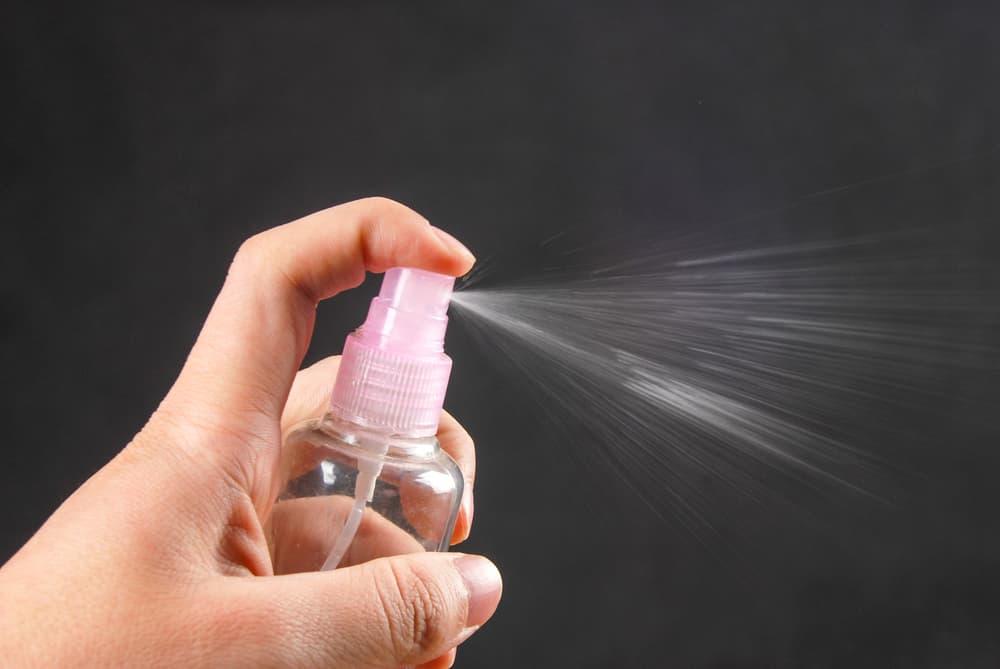 Rocía tu casa y oficina y cualquier espacio donde sientas esa negatividad. Si es con una persona en particular, por ejemplo, su cuarto u oficina o incluso alguna de sus prendas.