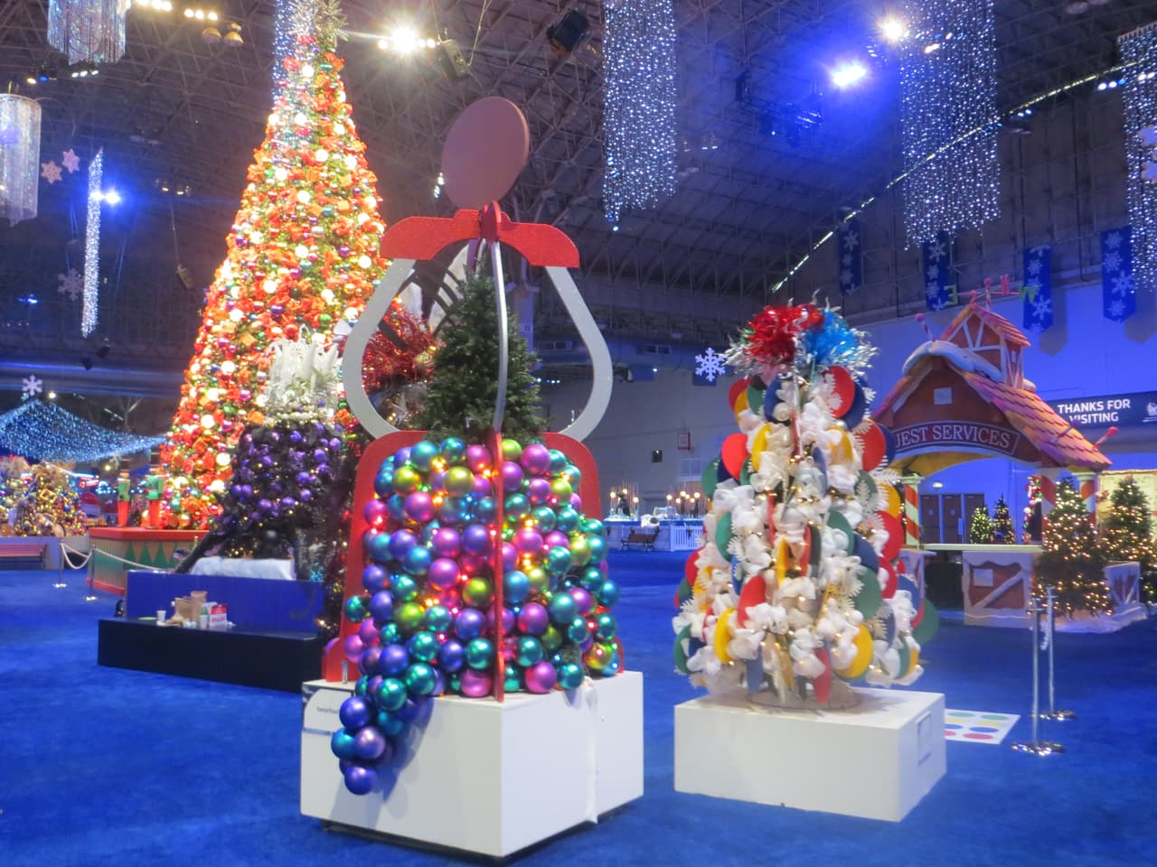 Además los visitantes pueden ver más de 500 árboles de Navidad diferentes. Cada uno de ellos tiene una decoración distinta.