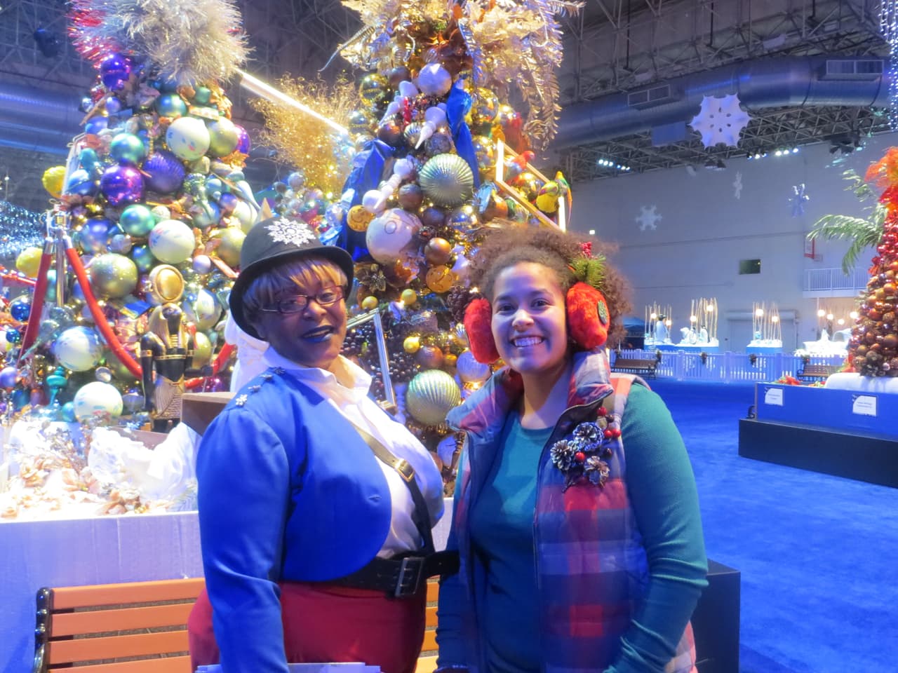 En total, son más de 25,000 ornamentos navideños y más de 250,000 luces de Navidad en 170,000 pies cuadrados.