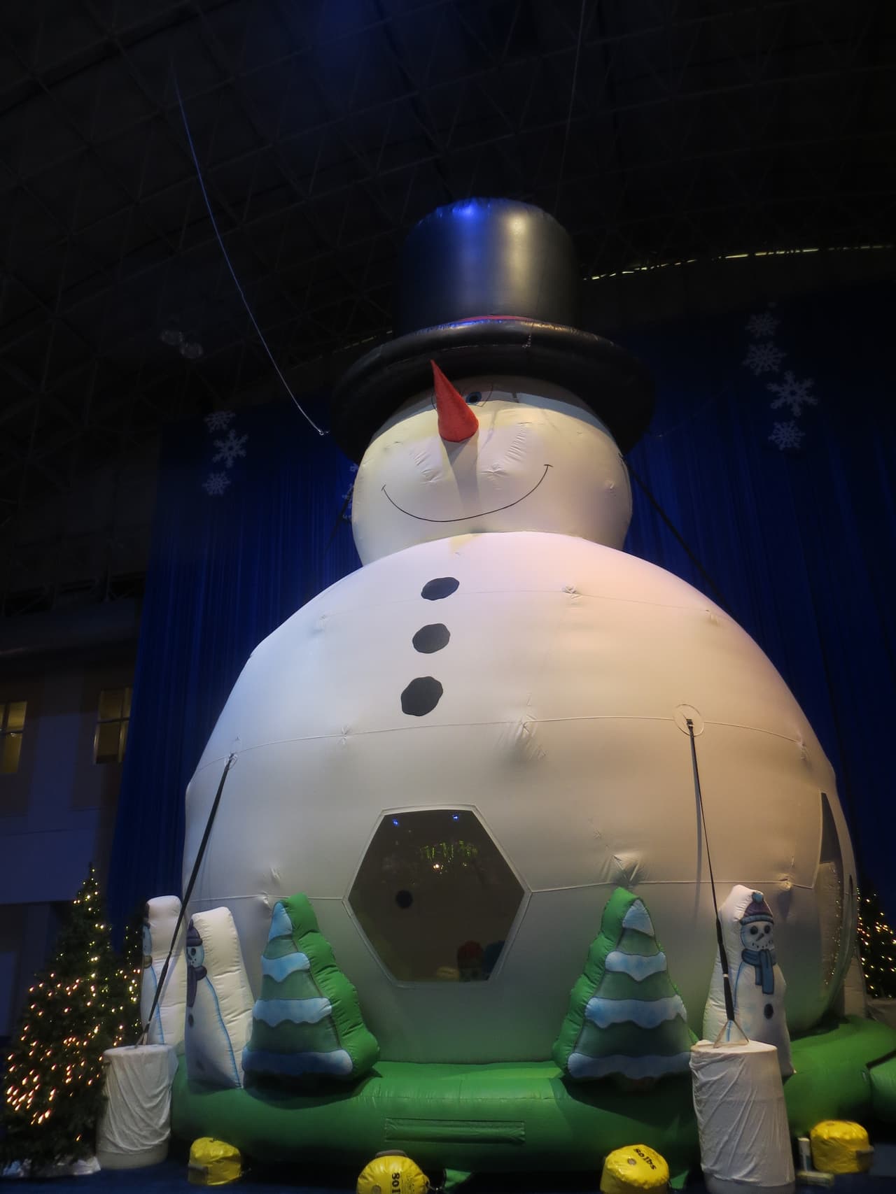 Las nuevas atracciones del Winter WonderFest que se celebra por 15 años consecutivos en Navy Pier, incluyen nuevos inflables, una zona de obstáculos, paredes para escalar, mini golf y mucho más.