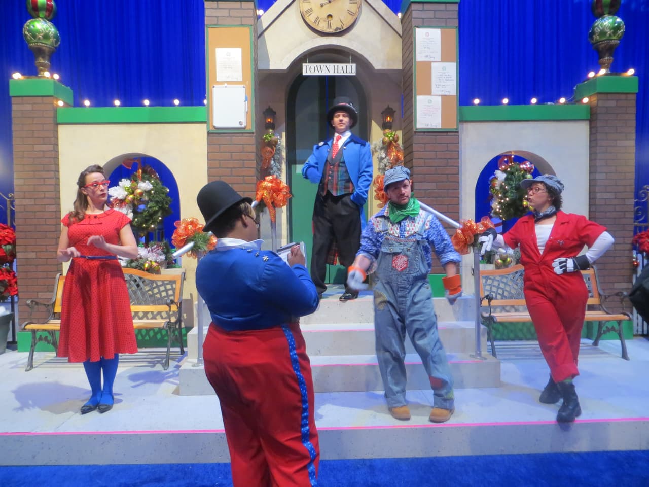 Santa Claus y sus ayudantes, así como otros personajes de la villa de Santa estarán presentes, así que los pequeños podrán aprovechar la oportunidad para decirle en persona qué quieren que les traiga este año.