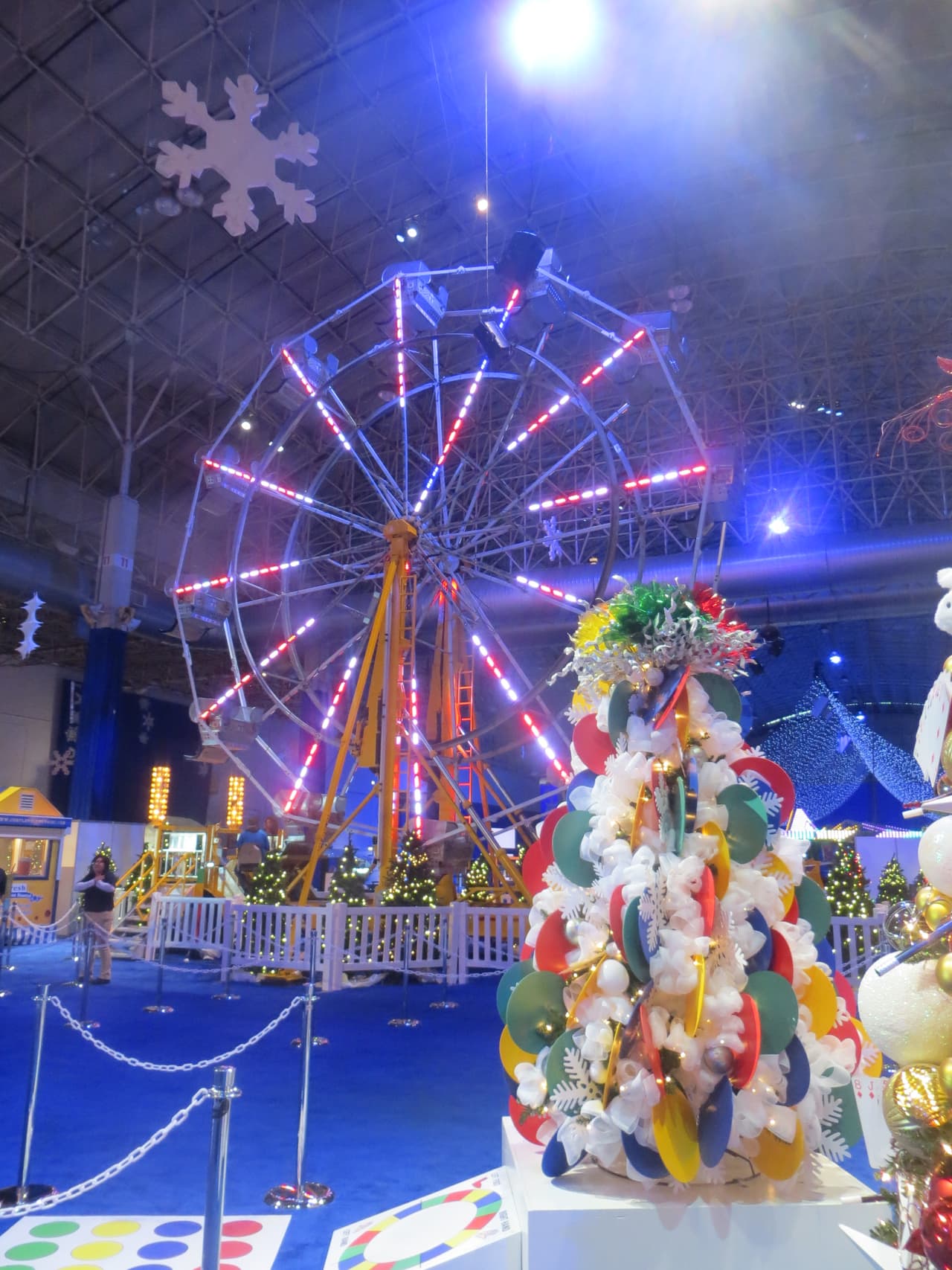 Para los que gusten de las emociones fuertes, hay una rueda de la fortuna de 50 pies de alto.