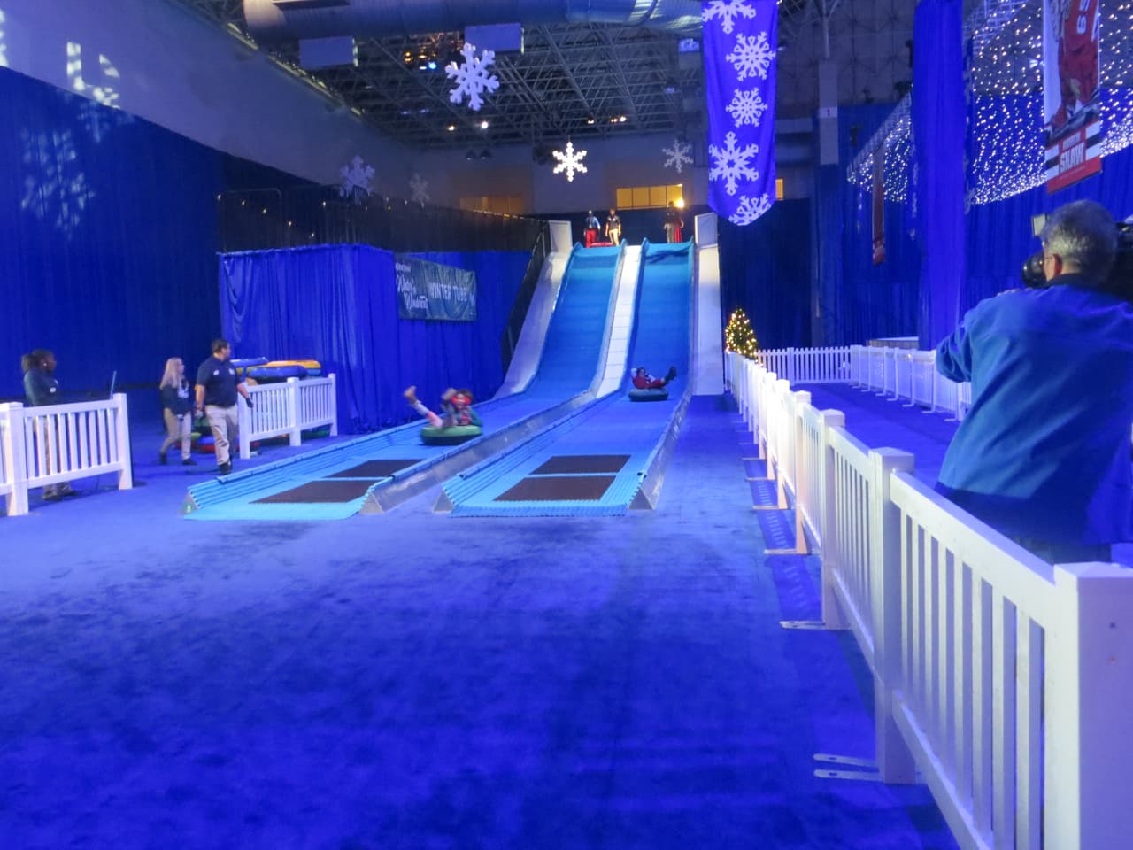 El horario de operación por lo general es de domingo a jueves de 10 am a 8pm y viernes y sábado de 10 am a 10 pm, pero según la semana cambia el horario. Por ejemplo el 24 de diciembre abrirá de 10 pm a 5 pm y el día de la Navidad estará cerrado.