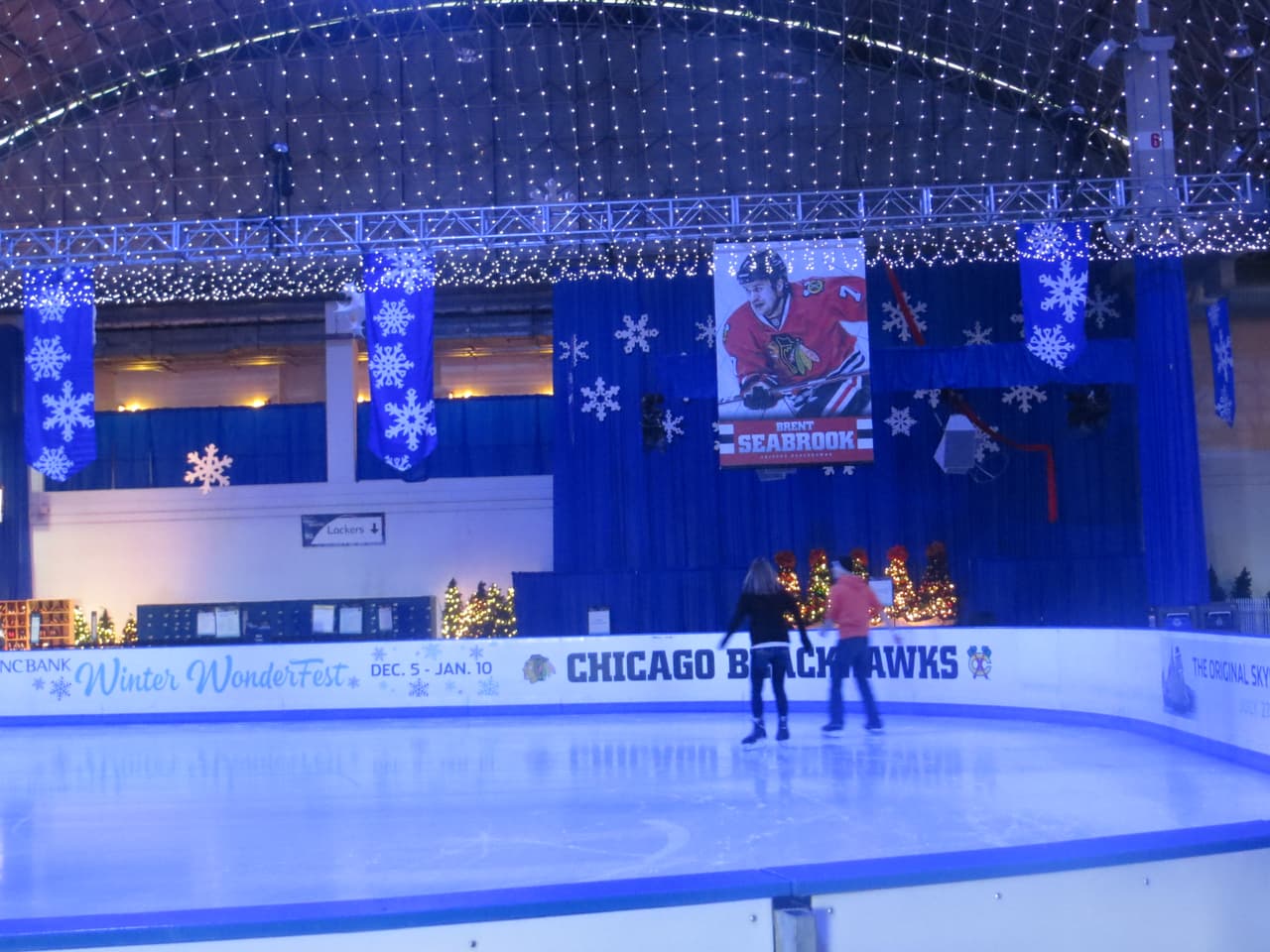 También hay una pista de patinaje sobre hielo, entre otras atracciones.