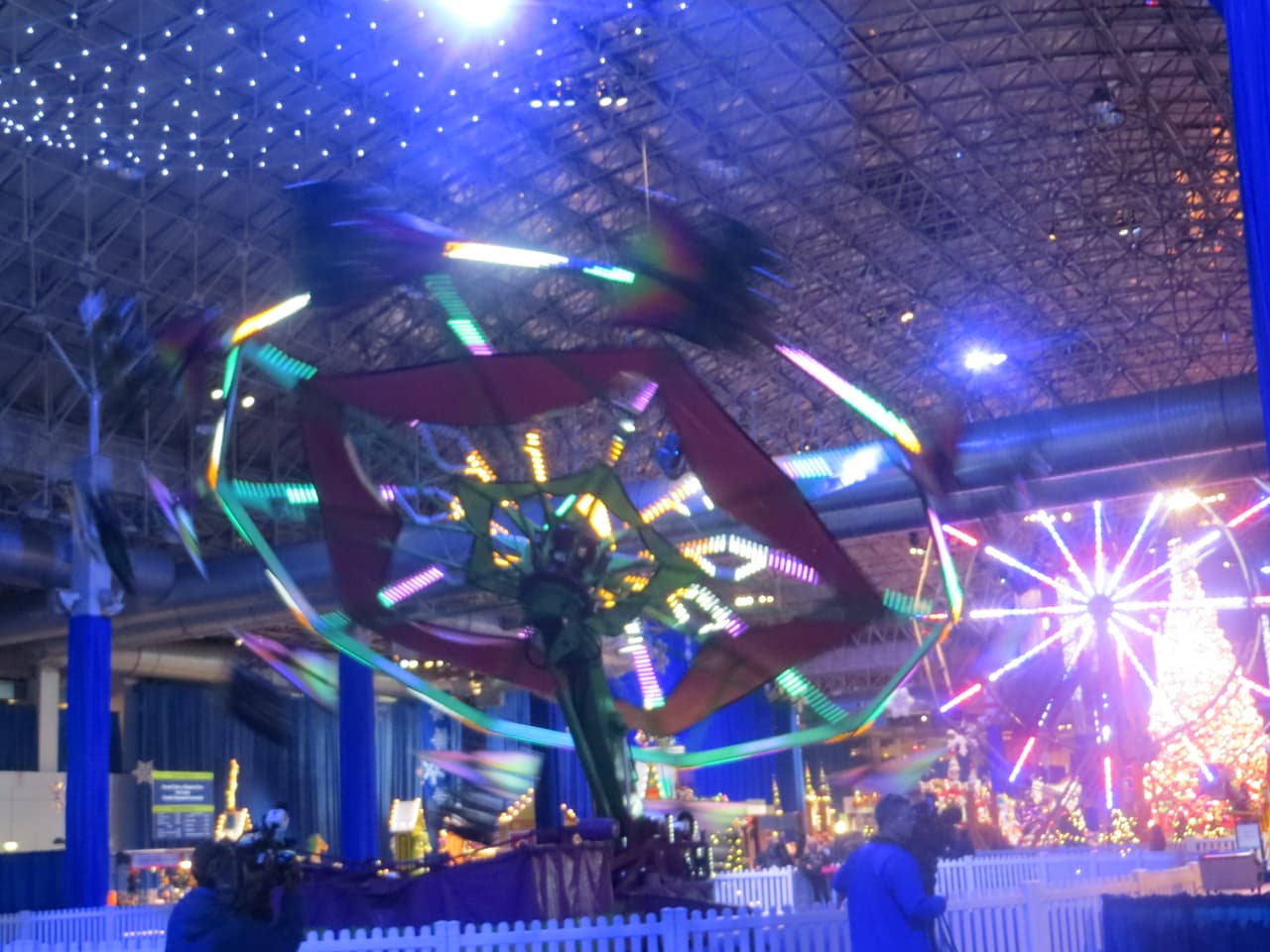 Entre otros juegos mécanicos.