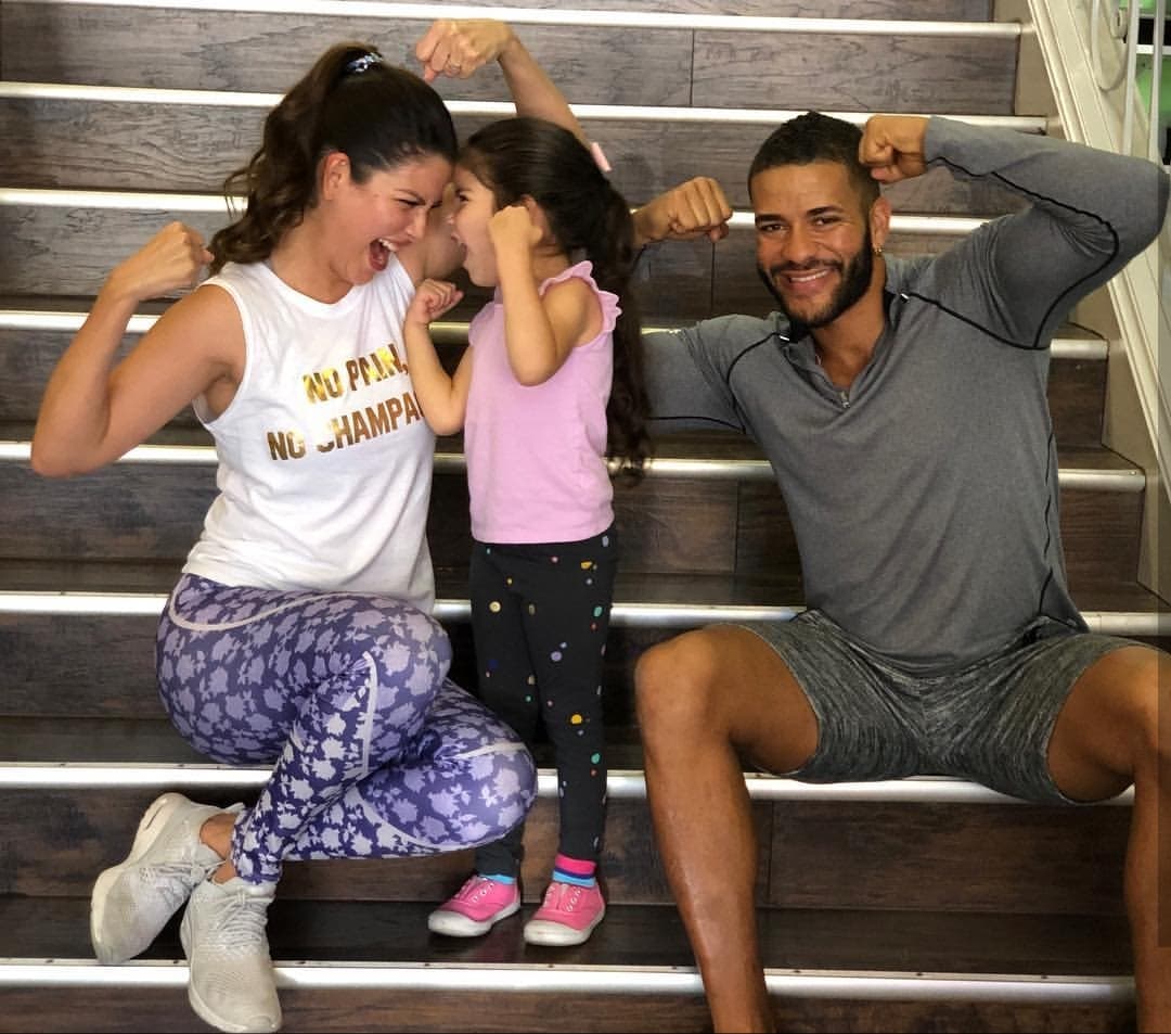 Su hija Giulietta, quien en mayo cumplirá 4 años, se ha visto involucrada en los entrenamientos de su mami. La pequeña también ha realizado algunas rutinas sencillas tanto en el gimnasio como en el set de programa.
<br>
