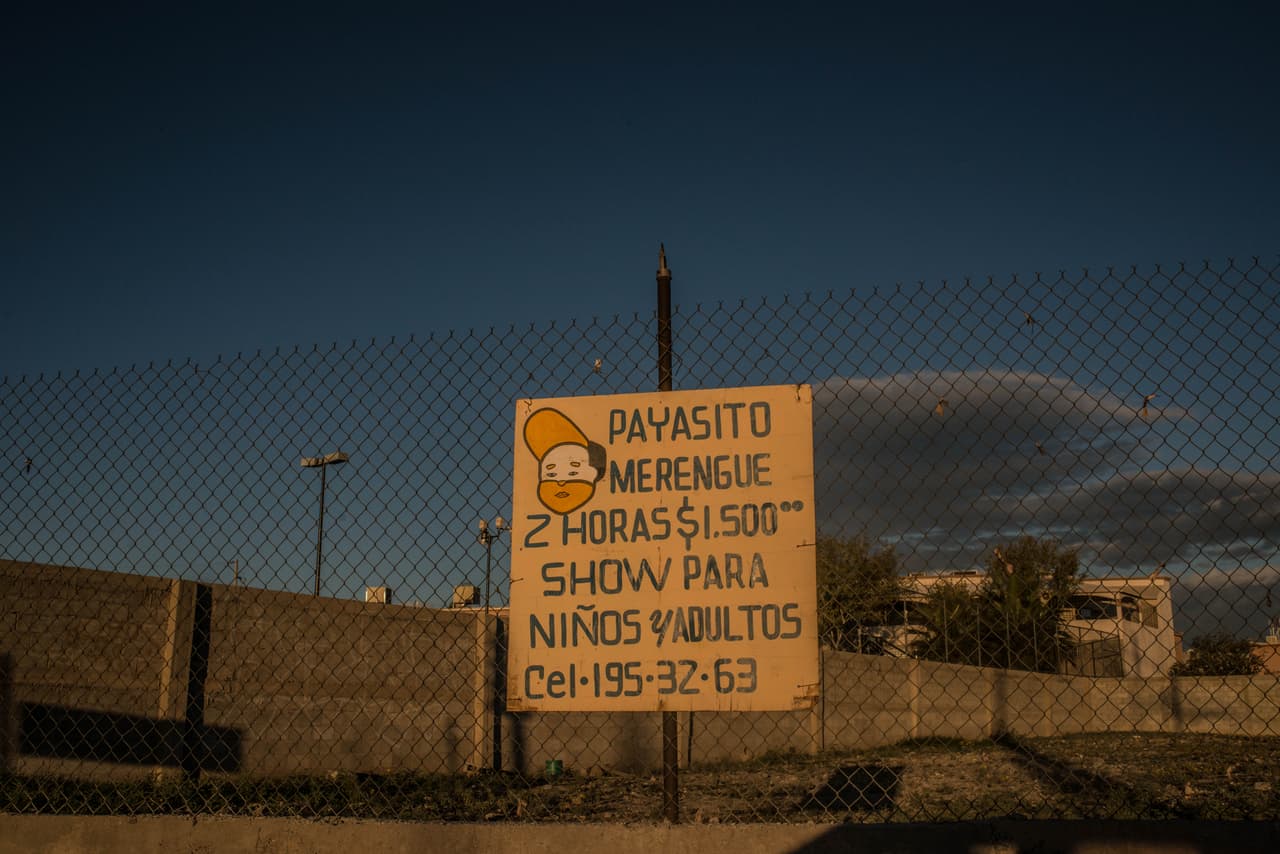 Con la aspiración de trabajar y conocer a su ídolo, dejó su ciudad natal para convertirse en comediante y luego mudarse a Ciudad Juárez.