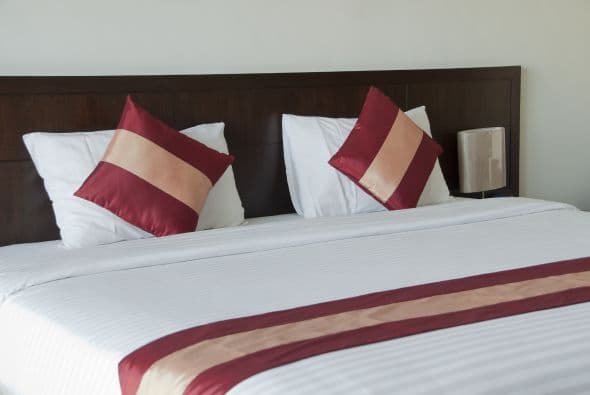 Una estrategia para cambiar el look del dormitorio fácilmente consiste en tener varios estilos de sábanas y también un par de edredones que puedan alternar.