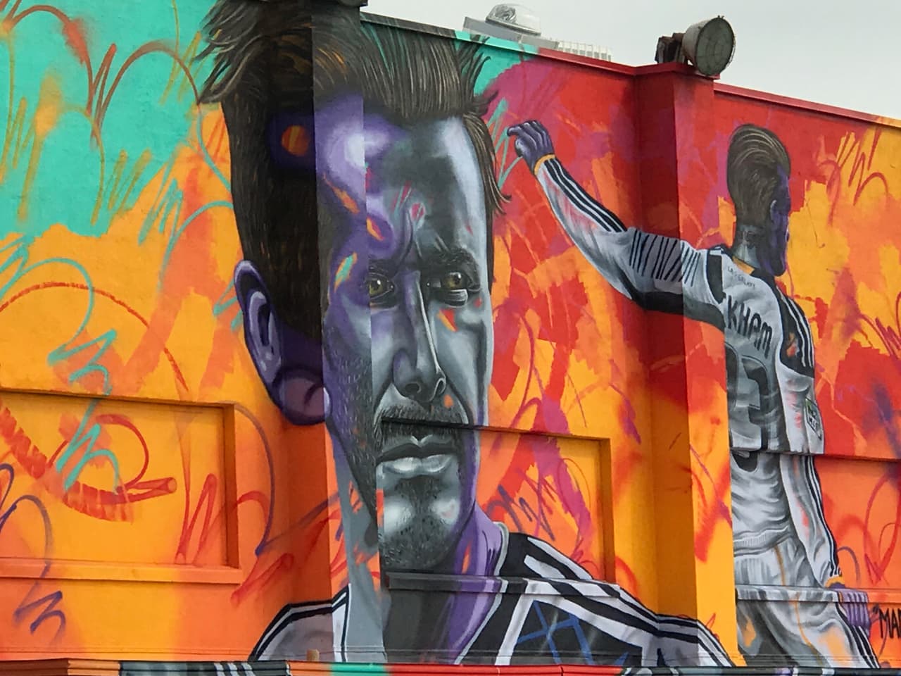 El mural está diseñado por el artista californiano, Mark Paul Deren, mejor conocido como MADSTEEZ.