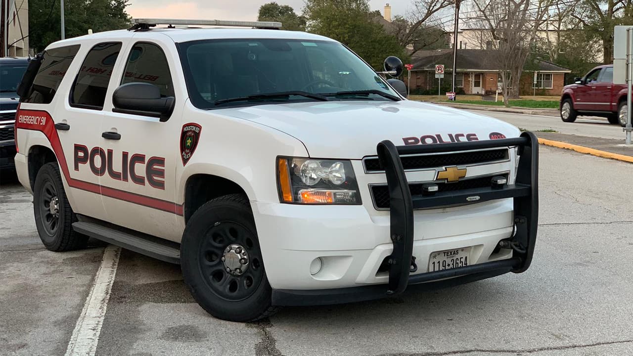 Oficiales de la policía de Bellaire recibieron el reporte alrededor 4:00 pm que indicaba que un estudiante que resultó con una herida de bala.