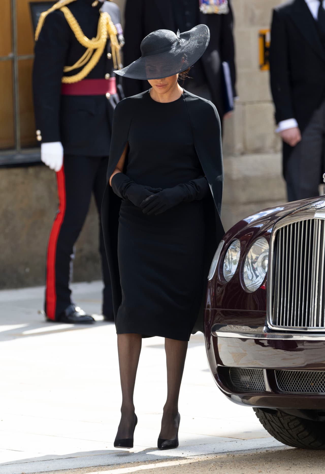 Las discretas joyas las combinó con un sofisticado vestido de Stella McCartney negro con un diseño en el que se adaptó una capa.