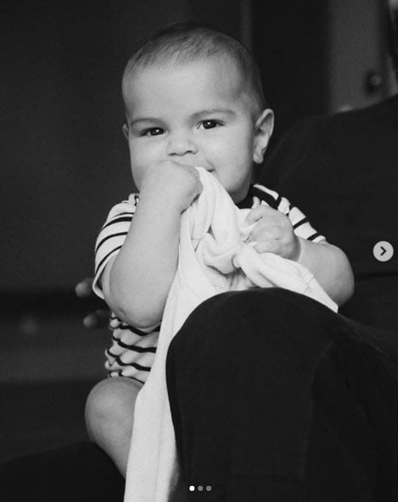 El bebé, que nació a finales de octubre pasado, no solo dejó en evidencia sus miradas pícaras, también algunos rasgos físicos que llamaron la atención de los fans del cantante.
<br>