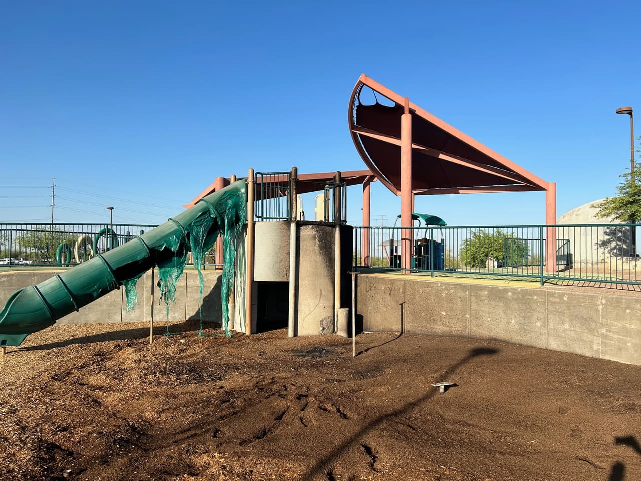 Incendio provocado por fuegos artificiales destruye un área de juegos infantiles