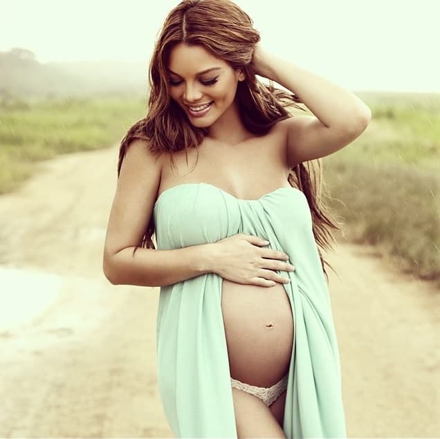 ¡Mira que bella lucía en su dulce espera!