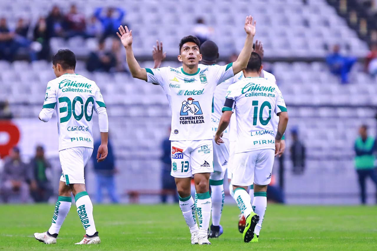 Desde afuera del área Ángel Mena (13) sacó potente disparo de pierna zurda para poner 1-0 el marcador a los 7 minutos para abrir el marcador.