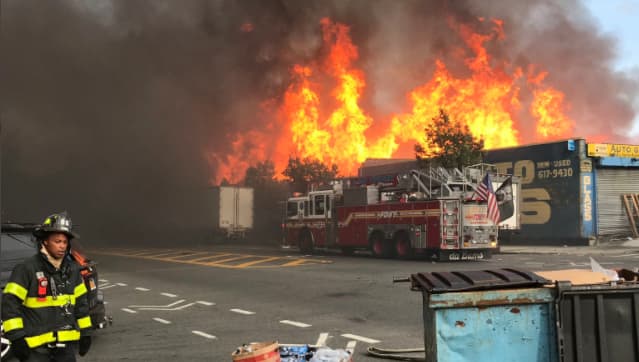 Califican de “sospechoso” incendio de 5 alarmas que ocurrió en un desguace en el Bronx