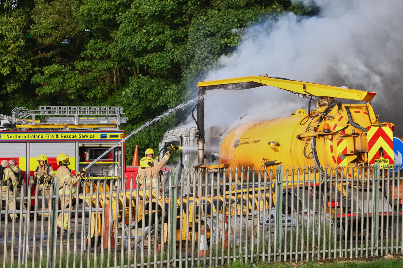 Bomberos extinguen un incendio en un vehículo de limpieza cerca de Newtownabbey, en Belfast. (Foto AP/Peter Morrison)