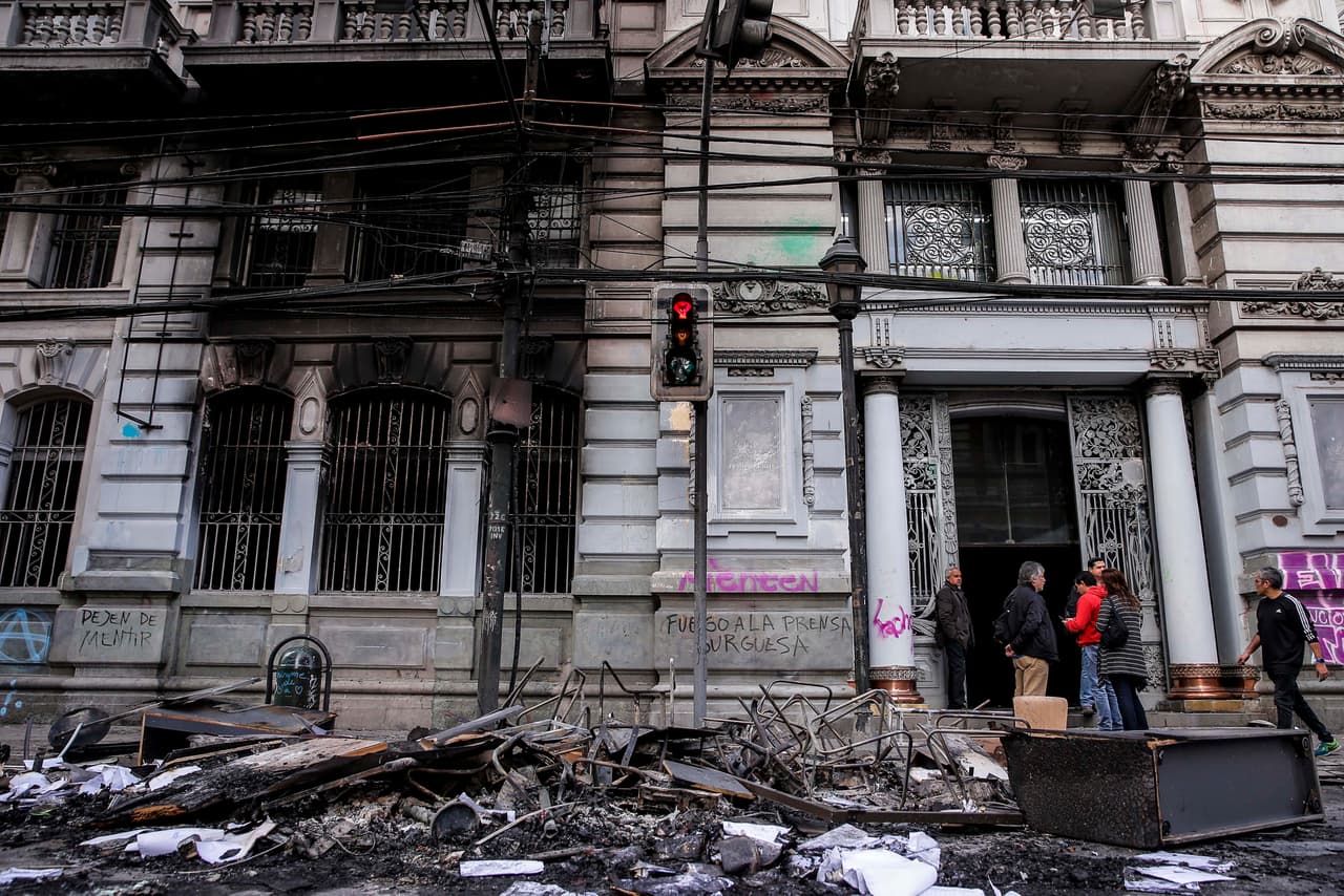 <b>La sedel del tradicional diario El Mercurio, en Valparaiso,</b> también fue atacada con bombas incendiarias la madrugada del domingo. Horas antes el presidente Piñera había anunciado la anulación del aumento de los pasajes. Sin embargo, eso no parece haber ayudado a calmar la ira popular.