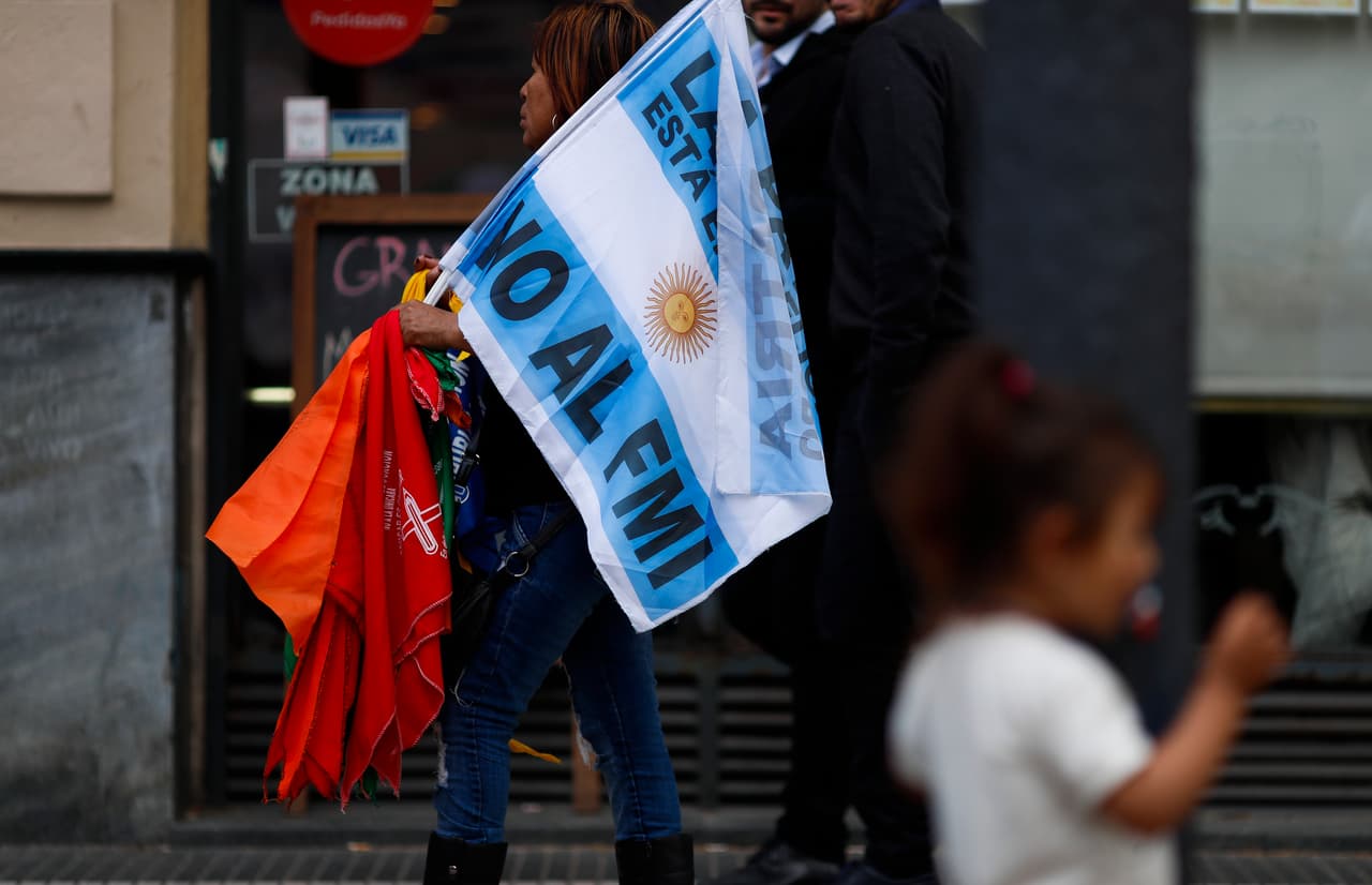 BAS19. BUENOS AIRES (ARGENTINA), 24/09/2018.- Miles de personas participan en una marcha en contra de las políticas del presidente Mauricio Macri y del acuerdo con el Fondo Monetario Internacional (FMI), convocada por los sindicatos argentinos hoy, lunes 24 de septiembre de 2018, en los alrededores de la Plaza de Mayo, en Buenos Aires (Argentina). Varias organizaciones sindicales de Argentina comenzaron hoy un paro de actividades que durará 36 horas con el que buscan protestar contra "el ajuste" que está implementando el Gobierno de Mauricio Macri para paliar la crisis económica a la que se enfrenta el país. EFE/David Fernández