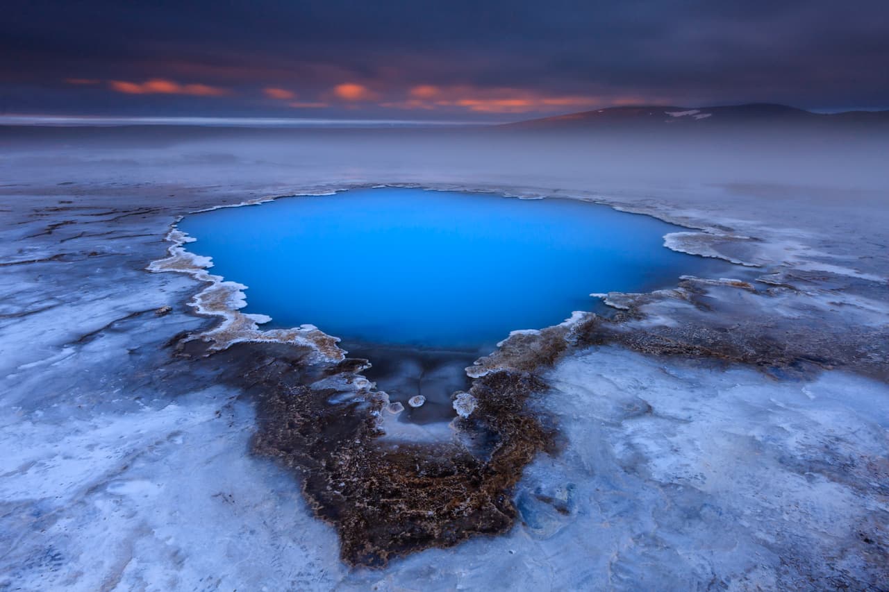 <b>La Laguna Azul, Islandia</b>
<br>
<br>El agua de color azul lechoso rodeada de roca de lava negra y vapor hace que este lago parezca de otro mundo. A más de 100 grados fahrenheit (unos 38 centígrados), brinda una experiencia de spa a sus visitantes. También es posible tomar baños de barro de sílice y sales minerales.
<br>