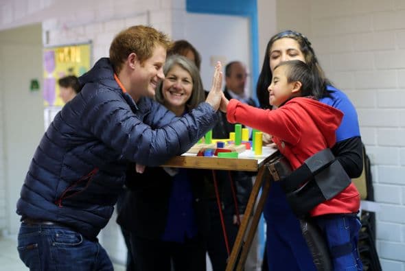 El príncipe Harry de Inglaterra acudió este domingo a un jardín de niños discapacitados en Santiago.