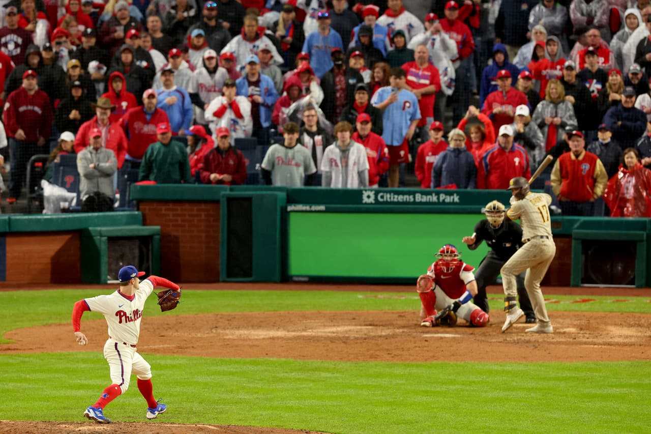 David Robertson #30 en un lanzamiento a Brandon Drury #17 de los Padres de San Diego durante la novena entrada del quinto juego de la Serie de Campeonato de la Liga Nacional.