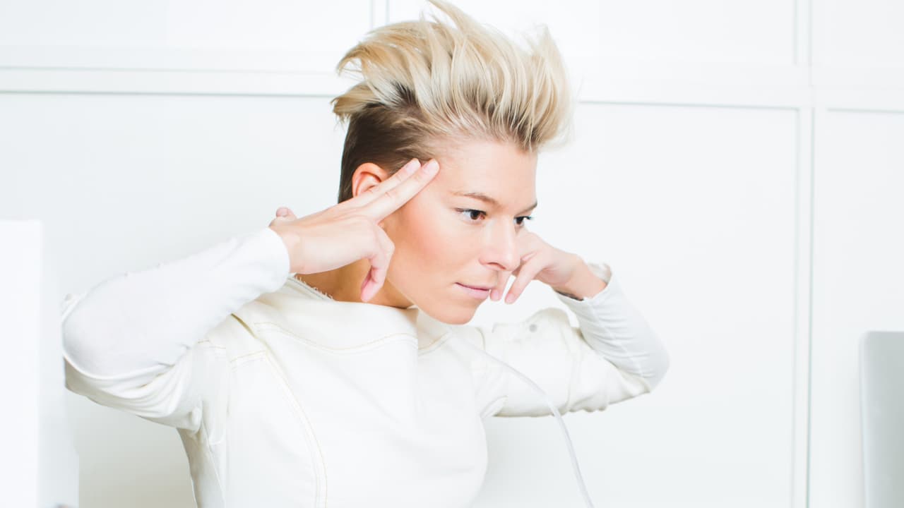 Además, porque es algo de lo que no somos capaces de hacerlo de manera inmediata, voluntaria, cuando queramos. Cuando nos ocurre o sentimos que nos llega el mensaje, solemos creer que es una casualidad muy extraña; como un acto que parece mágico o misterioso.