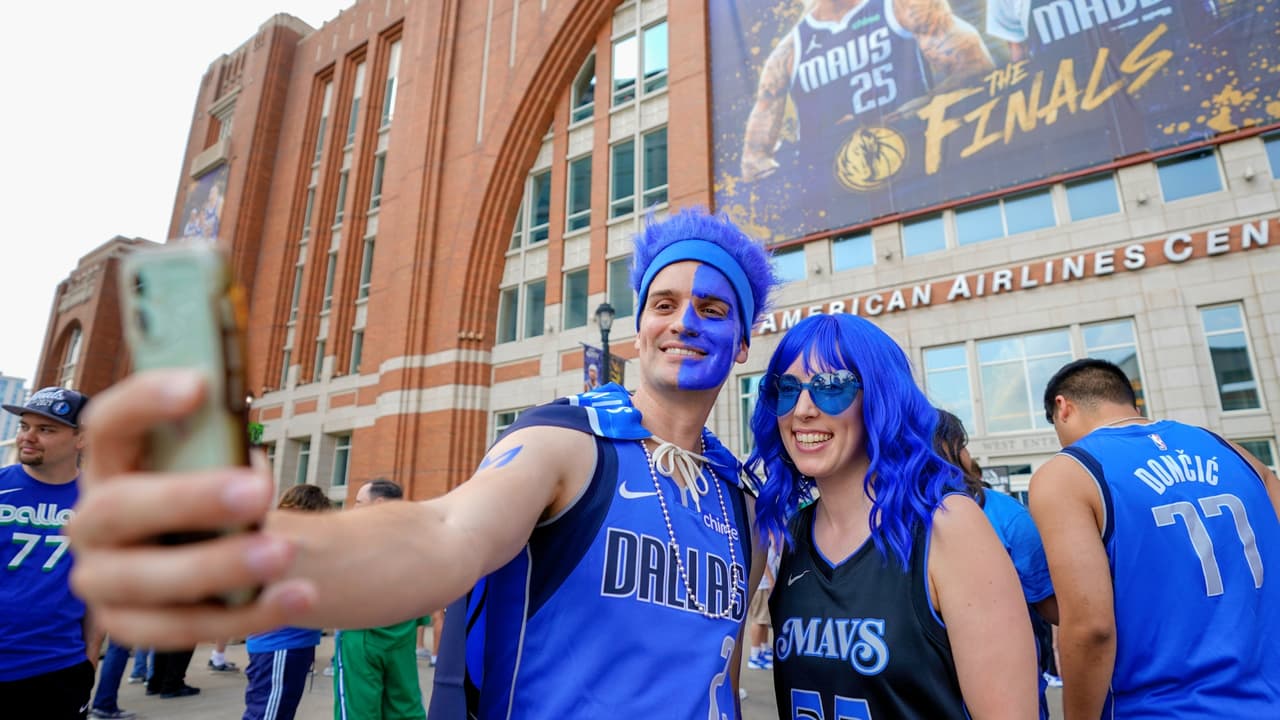 La energía en Dallas es contagiosa, y seguidores de todas las edades están listos para alentar a su equipo. 
<b>¡Así que ponte tu camiseta de los Mavs, reúne a tus amigos y familiares, y únete a la fiesta! </b>Ya sea en el American Airlines Center o en el AT&T Discovery District, la noche promete ser inolvidable.