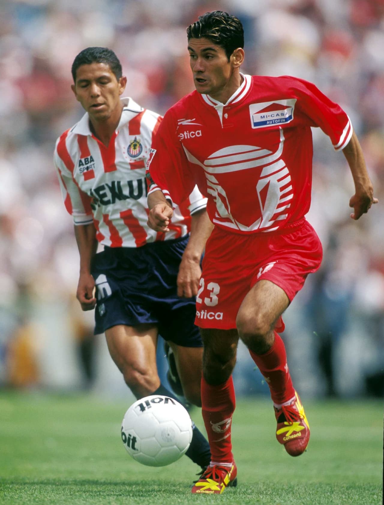 El lateral zurdo era Javier Saavedra, quien salió subcampeón con Toros Neza, Morelia y Tigres. Nunca fue campeón desafortunadamente.