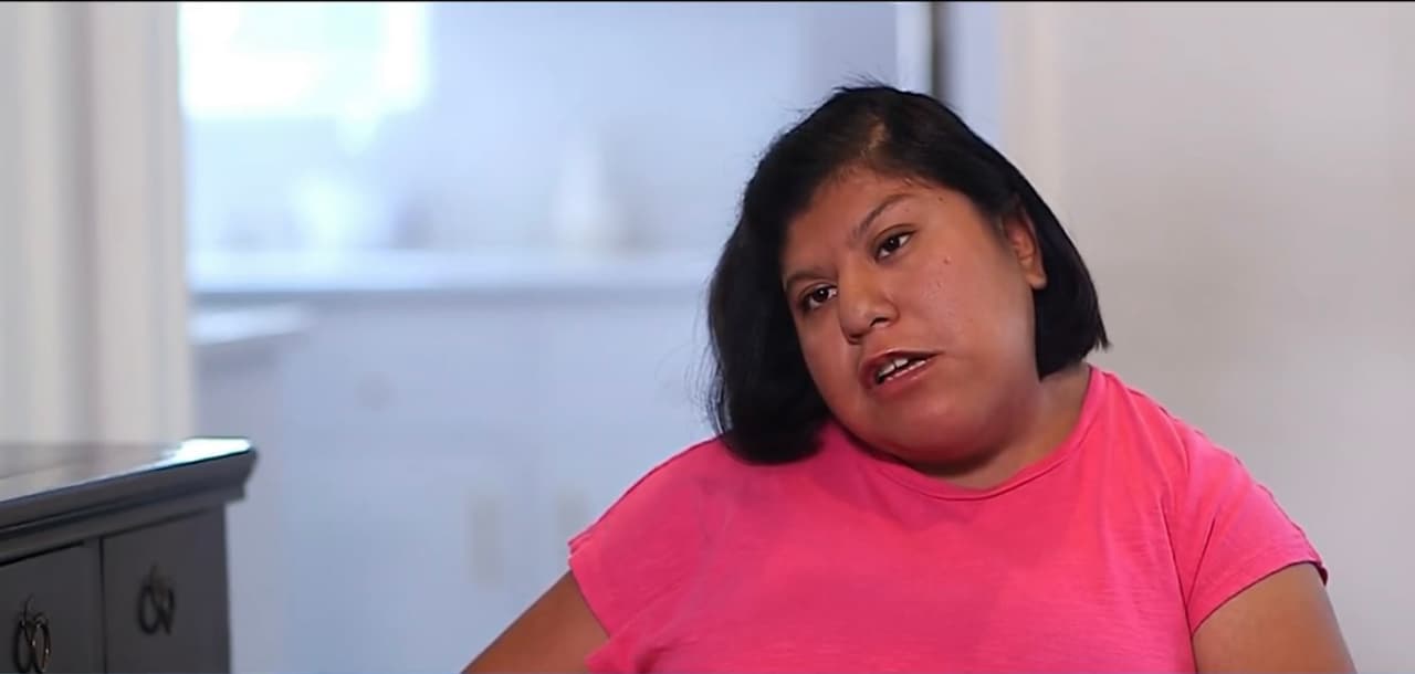 “Todos me tratan como una persona normal y me quieren por lo que soy”, cuenta Josie, una joven alegre, emprendedora y segura de sí misma que fundó una organización junto con su mejor amiga y su madre Jenny, a través de la cual adornan habitaciones de hospital donde niños enfermos luchan por su vida, tal como ella lo hizo hace tiempo. 
<br>